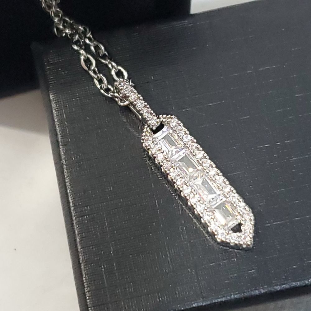 NEW  zirconia  silver plated fashion pendant and 18" chain